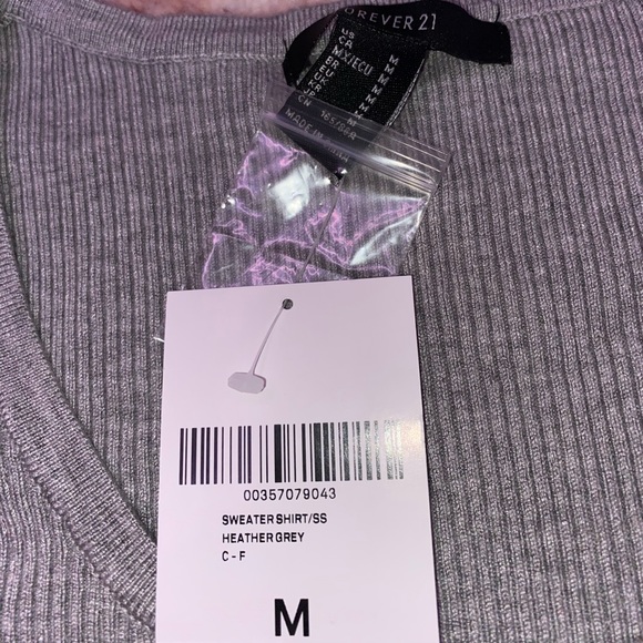 Forever 21: Gray button up crop top - Picture 3 of 5